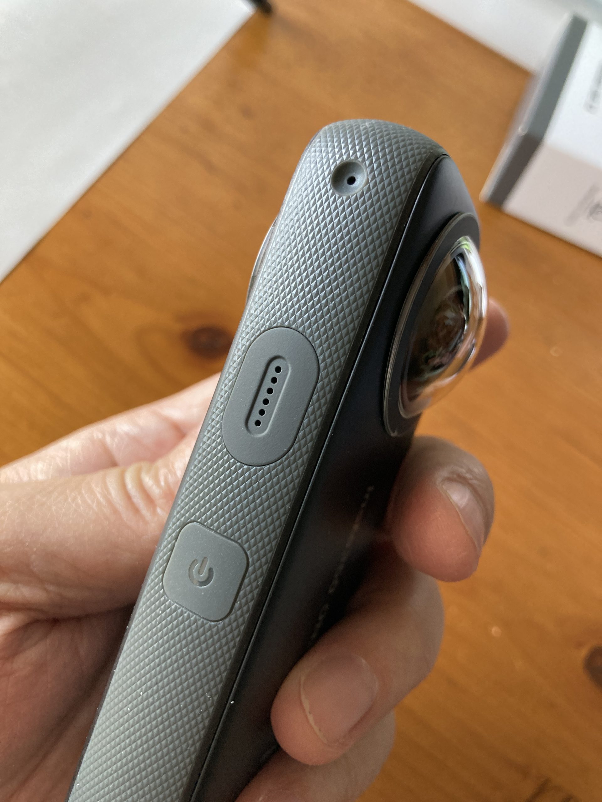 insta360-one-x2　PWボタン